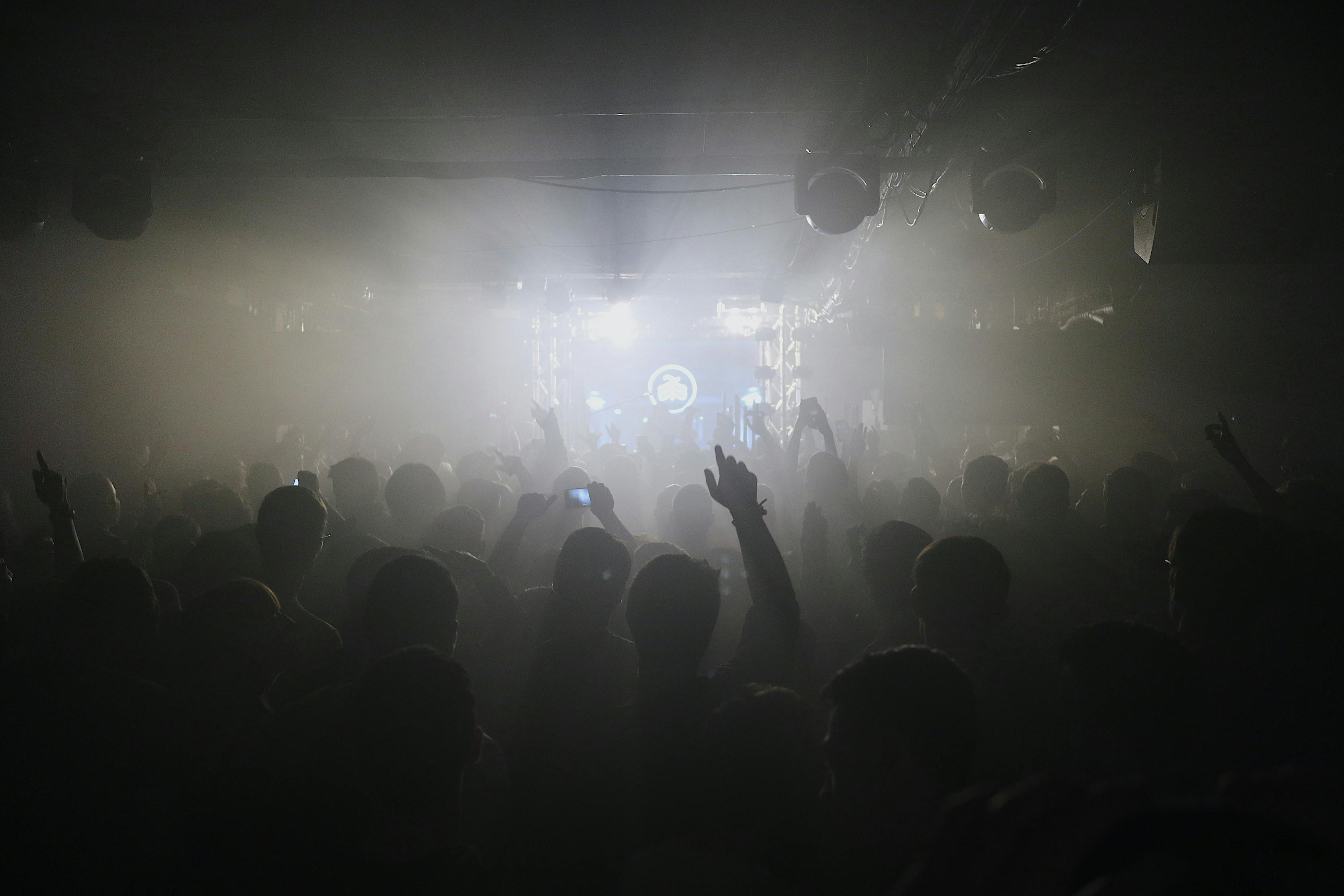 夜店新星崛起，繁華夜色的新篇章第一章