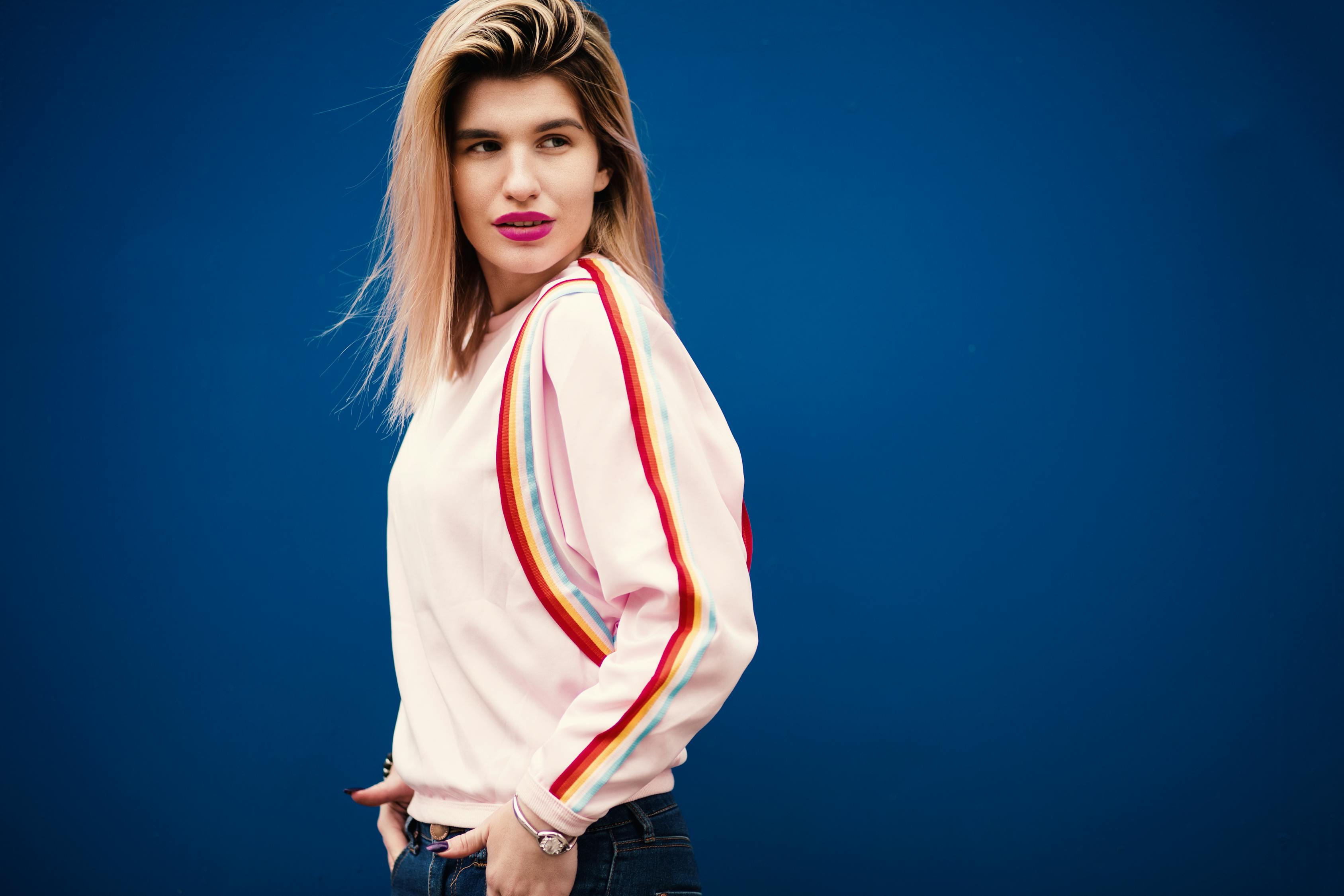 明星老婆的獨(dú)特魅力，一部小說(shuō)探索愛(ài)情與光環(huán)的交織